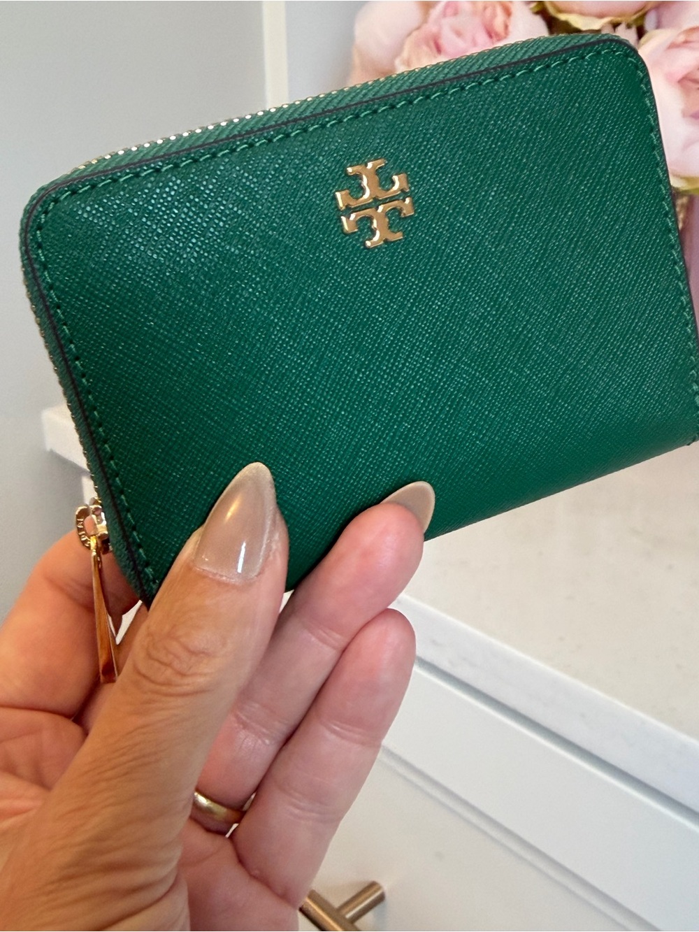 Tory Burch like new Green Saffiano Leather Zip Card Case Wallet